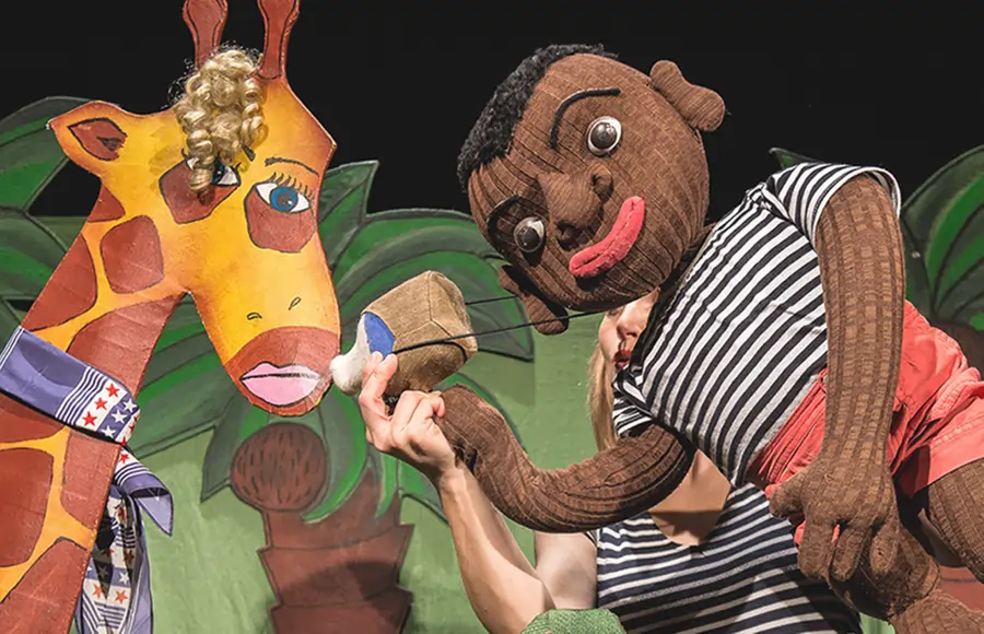 Žirafa a černoušek v představení Africká pohádka.