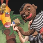 Žirafa a černoušek v představení Africká pohádka.